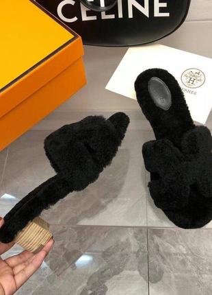 Шлепки в стилі hermes хутро чорні з каблуком