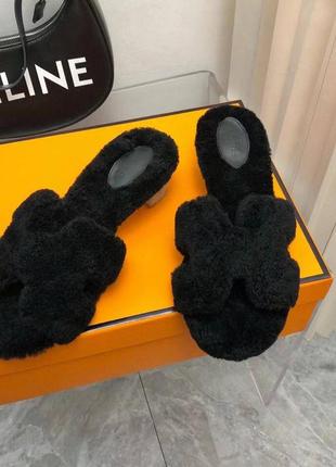 Шлепки в стилі hermes хутро чорні з каблуком