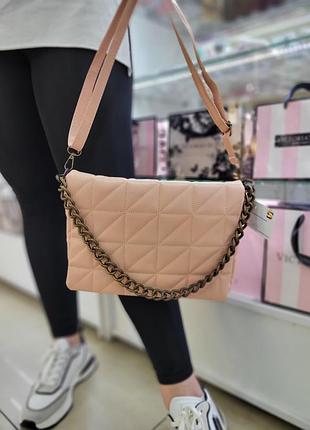 Пудровая женская светлая сумка стеганная с объемной цепочкой