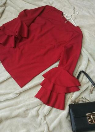 Трендовая блуза с воланами на рукавах