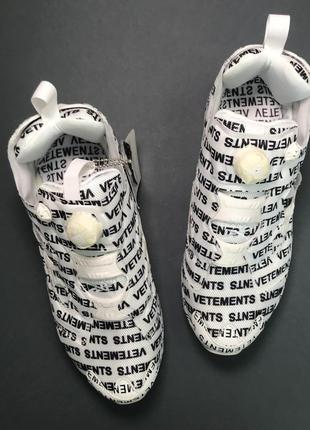 Insta pump fury x vetements white. женские светлые кроссовки рибок с прикольным принтом.4 фото