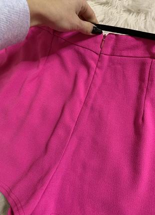 Яскраві рожеві шорти кольору фуксії8 фото