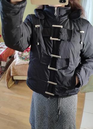 Женская черная зимняя укороченная куртка пуховик с капюшоном пуффер оверсайз стеганная4 фото