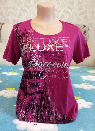 Футболка с принтом и стразами