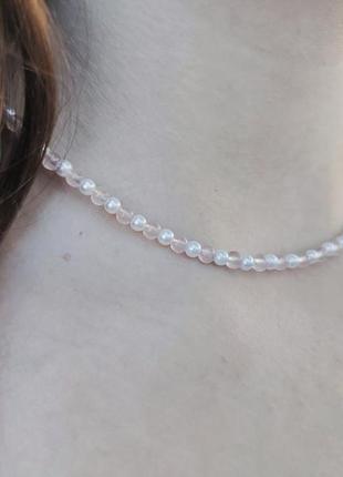 Ожерелье из розового кварца и белых бусин2 фото