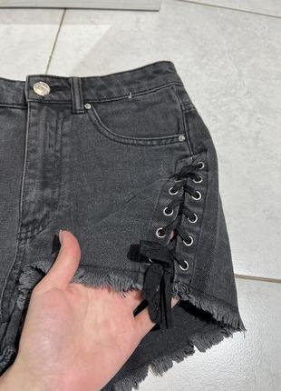 Серые джинсовые шорты с завязками