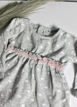 Трикотажне плаття для дівчинки сіре з хмаринками і бантиком