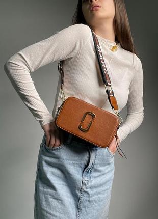 Женская стильная коричневая сумка marc jacobs тренд сезона