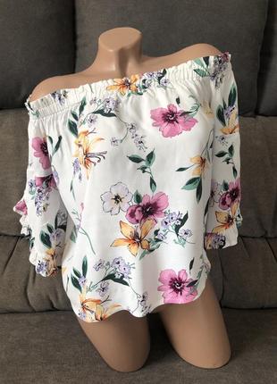Блузка у квітах відкриті плечі