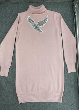 Зефирное платье свитер под горлышко с нашивкой и камнями2 фото