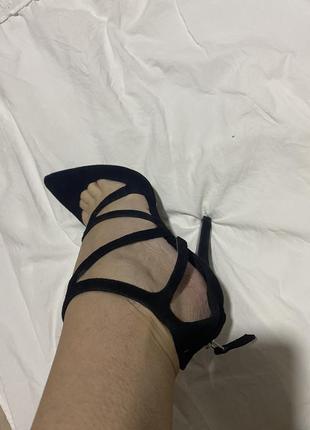 Туфлі босоніжки чорні жіночі замшеві босоніжки пасочки на шпильці гострий носок zara -35p.4 фото