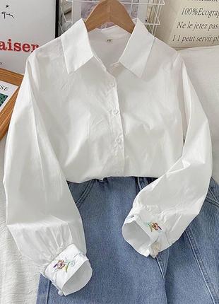 Женская рубашка с красивой цветочной вышивкой на манжетах