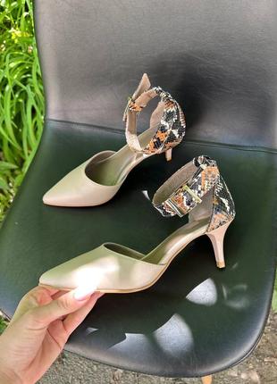 Екслюзивні туфлі з італійської шкіри та замші жіночі на підборах шпильці з ремінцем4 фото