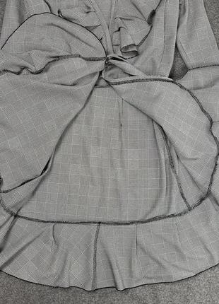 Сукня у клітинку на запах з рюшами та пояском4 фото