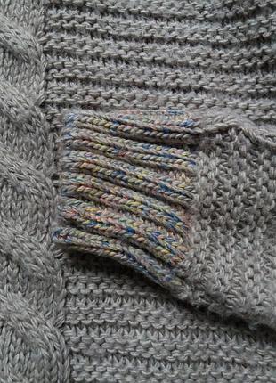 В'язаний пастельний светр з цікавими манжетами