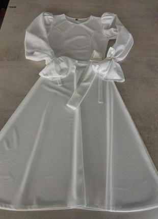 Шикарна біла сукня з завязками на рукавах