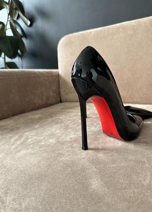 Туфли лодочки лаковые черные на шпильке 12 см высокого каблука в стиле casadei с красной подошвой7 фото