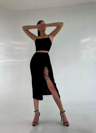 Идеальный женский костюм: юбка миди с трендовой шнуровкой и топ на брителях2 фото