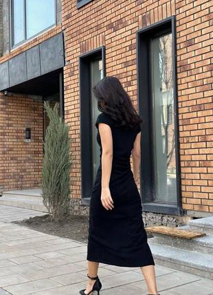 Міді сукня в повсякденному стилі чорного кольору з лаконічними розрізами3 фото
