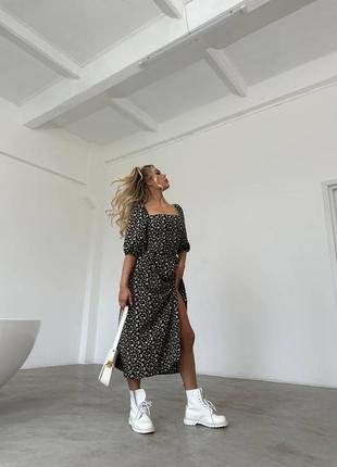 Стильное хорошенькое удобное модное трендовое простое платье сундука черная белая в цветочный принт с открытой спиной3 фото