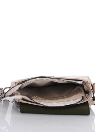Женская сумка «челси» бежевая с оливковым3 фото