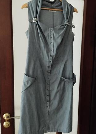 Офигенный сарафан платье серого цвета,невозрастного кроя, который подчеркнет вашу фигуру 46-48 размера.
