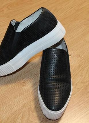 Стильные кожаные туфли с перфорацией.