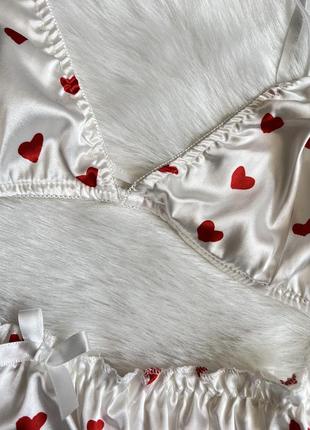 Атласний комплект жіночої білизни з червоними сердечками: трусики об‘ємні та ліф3 фото