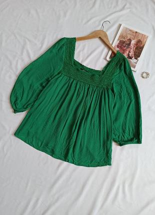 Зелёная блуза с объемными рукавами и квадратным декольте