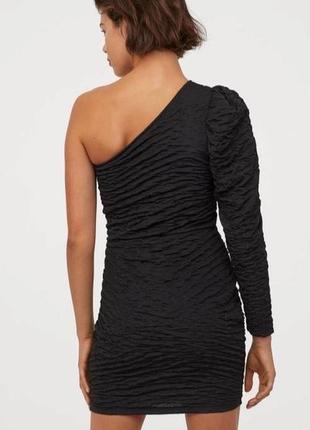 Чёрное фактурное платье на одно плечо2 фото