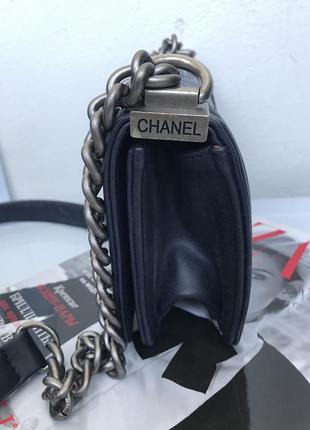 Небольшая сумочка шанель бой мини синяя chanel boy3 фото