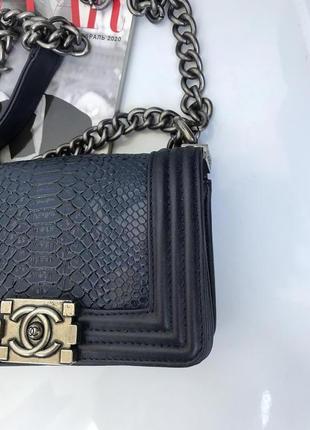 Небольшая сумочка шанель бой мини синяя chanel boy6 фото