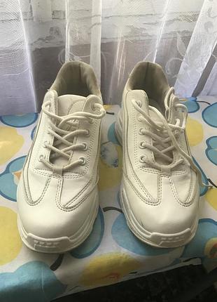 Кросівки жіночі