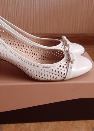 Продам білі шкіряні туфлі фірма cantarini2 фото