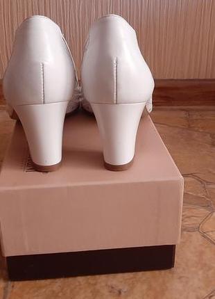 Продам білі шкіряні туфлі фірма cantarini3 фото