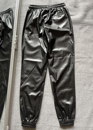 Нереально крутые черные кожаные брюки джогеры штаны6 фото