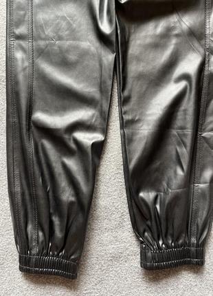 Нереально крутые черные кожаные брюки джогеры штаны4 фото