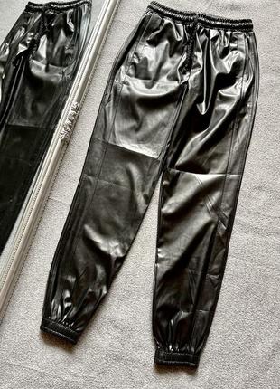 Нереально крутые черные кожаные брюки джогеры штаны1 фото