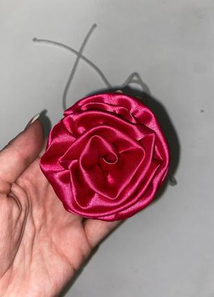 Трендова троянда-чокер