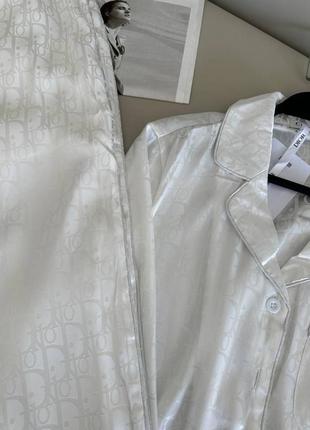 Костюм атлас в стиле dior в пижамном стиле рубашка брюки клеш палаццо белый4 фото