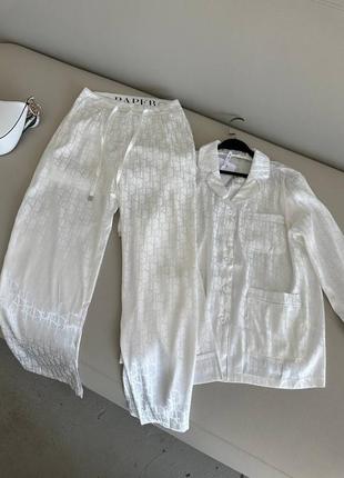 Костюм атлас в стиле dior в пижамном стиле рубашка брюки клеш палаццо белый3 фото