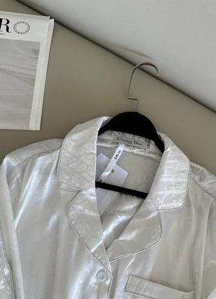 Костюм атлас в стиле dior в пижамном стиле рубашка брюки клеш палаццо белый6 фото