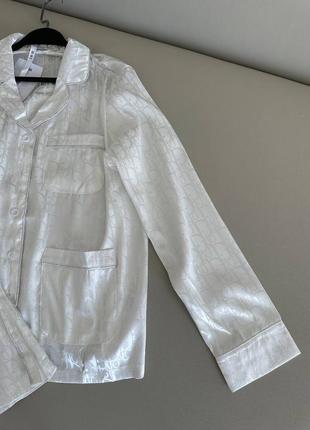 Костюм атлас в стиле dior в пижамном стиле рубашка брюки клеш палаццо белый5 фото