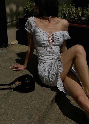 Платье защипы шнуровка короткая мини рюшка принт горошек фонарики облегающая по фигуре горох софт резиночка2 фото