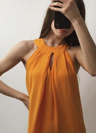 Оранжевое платье с вырезами2 фото