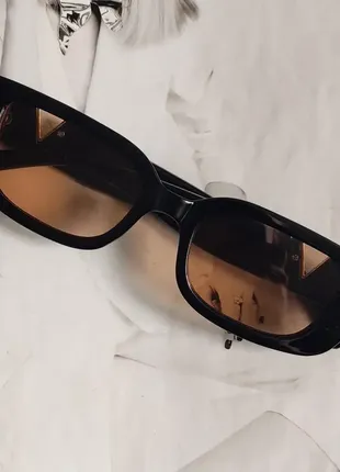 Солнцезащитные женские очки с v-образным декором черный (43558)1 фото