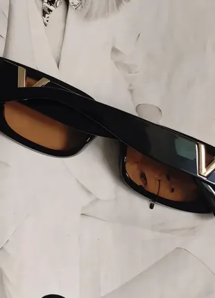 Солнцезащитные женские очки с v-образным декором черный (43558)2 фото