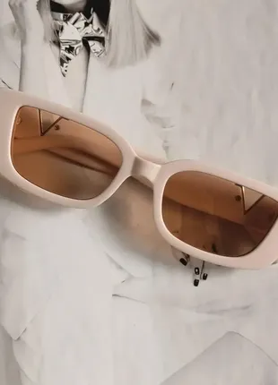 Сонцезахисні жіночі окуляри з v-подібним декором бежевий (43558)