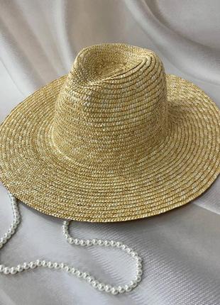 Соломенная шляпа федора с широкими полями и жемчужной цепочкой