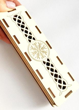 Тонкая маленькая коробочка из дерева для упаковки подарка